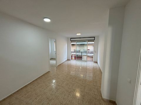 Zum Verkauf steht eine attraktive Wohnung in der Avinguda Panagall in Arenys de Munt, in einer Gegend, die Ruhe mit hervorragender Kommunikation verbindet. Die Lage ist ideal für diejenigen, die eine ruhige Umgebung suchen, ohne auf den Komfort von z...