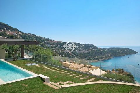 Située dans le secteur très prisé du Golf Bleu, limitrophe à Monaco, cette magnifique villa, récemment rénovée dans un style californien moderne, offre un cadre de vie exceptionnel, au calme absolu dans une impasse avec une vue paradisiaque sur la me...