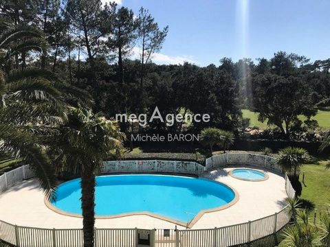 Belle opportunité en bordure du golf de Moliets à 500 m de la plage, c’est dans une résidence de standing avec piscine que vous découvrirez ce joli appartement au 2ème étage avec ascenseur, un véritable havre de paix où poser ses valises ! Il dispose...