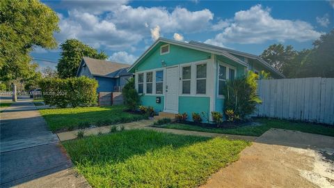 Cozy 3 bed/ 2 bath home in the heart of Hollywood. Lots of natural light, private and fully fenced backyard with room for washer and dryer combo, New A/C 2023. Easy access to downtown Hollywood, beaches, shopping, restaurants, Fort Lauderdale Airport...