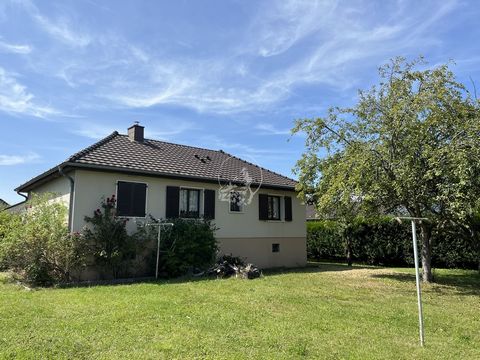 Die Immobilienagentur The Minds präsentiert exklusiv dieses hübsche Einfamilienhaus auf einer Ebene in Théding. Sie finden ein großes Wohnzimmer, eine Küche, drei Schlafzimmer, ein Badezimmer und eine separate Toilette. Für Ihren Komfort ergänzen ein...