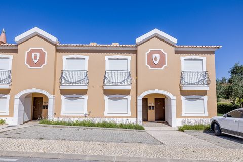 Casa a schiera in affitto annuale, situata nel rinomato Boavista Golf a Lagos. La casa a schiera è composta da 2 camere da letto e 2 bagni, cucina attrezzata, soggiorno/sala da pranzo con accesso a una terrazza con vista eccellente sul campo da golf....