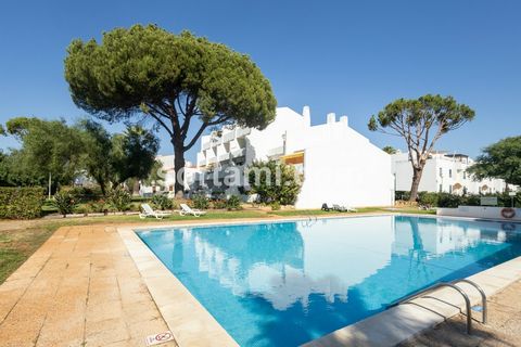 Eccellente appartamento T0+1 in una zona privilegiata. Appartamento in magnifiche condizioni, composto da soggiorno, cucina attrezzata, dispensa, una camera da letto e un bagno. Dispone inoltre di un balcone con vista sul giardino e sulla piscina. A ...