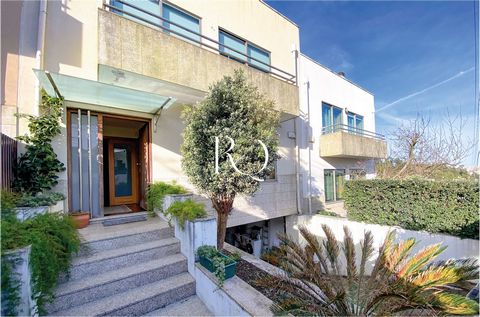 Moderna Vivienda T4 con Terraza y Vistas al Río. El sótano consta de un garaje para dos coches y un trastero. La planta baja, donde se encuentra el vestíbulo de entrada, incluye una amplia sala de estar con comedor y chimenea. También en esta planta ...