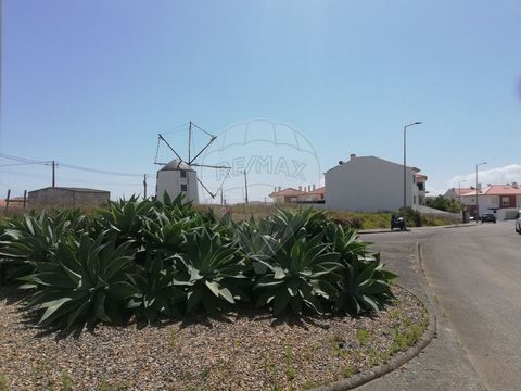 Baugrundstück – in der Nähe des Strandes von São Bernardino, Peniche Unumgängliche Gelegenheit, ein Grundstück mit einer Fläche von 224,80 m² zu erwerben, ideal für den Bau Ihres Traumhauses. Nur wenige Minuten vom charmanten Strand von São Bernardin...