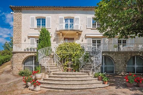 Située à quelques pas du centre-ville et à quelques kilomètres des beaux villages de Gordes, Roussillon ou Ménerbes, cette magnifique maison est un véritable bijou. Nichée au cœur d'un parc de 2,5 hectares, elle bénéficie d'un environnement exception...