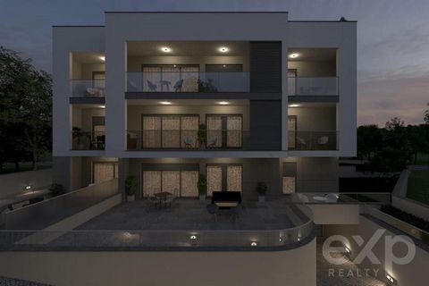 Il s’agit d’un immeuble avec parking privé, interphone vidéo, stores électriques, débarras, ascenseur, piscine d’eau chaude commune sur le toit, sauna et barbecue par appartement. Il dispose de deux chambres (deux en suite), trois salles de bains, un...