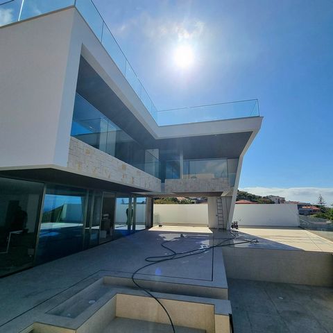 Ontdek het toevluchtsoord van je dromen: luxe huis met uitzicht op de haven van Funchal Stelt u zich eens voor dat u slechts een paar maanden verwijderd bent van het leven in een meesterwerk van moderne elegantie en verfijnd comfort. Dit luxe huis, d...