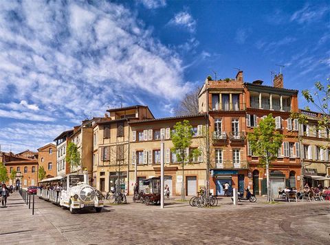 TOULOUSE La Daurade emplacement numéro 1 pour ce bien, à 2 pas du Capitole, au cur de lhypercentre et à proximité de lensemble des commerces, écoles et transports. Au sein dun petit immeuble toulousain en bon état, découvrez ce 2 pièces traversant de...