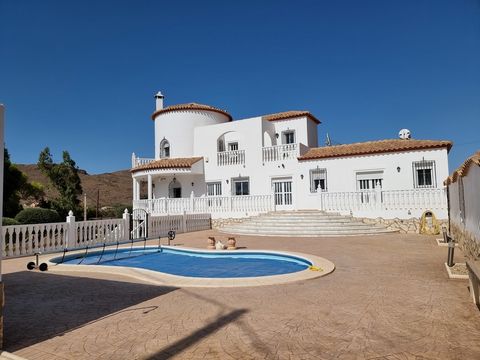 Cette superbe villa de 5 chambres et 5 salles de bain située juste à l’extérieur du village de Cantoria, la propriété dispose d’une piscine privée de 8m x 4m, d’une belle maison d’hôtes / annexe de grand-mère avec une entrée séparée, d’un système d’e...