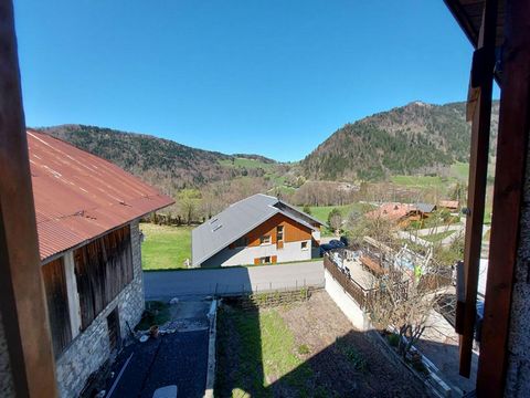 A saisir, dans le charmant village de Montmin, maison mitoyenne de village de 82m² habitable à rénover + 125m² à réhabiliter. Cave, débarrât et 2 places de parking. Le village de Montmin se situe à l'est du lac d'Annecy, dans le massif des Bornes, au...