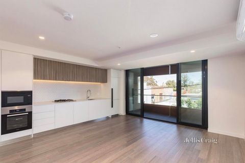 Located along quiet Vere Street in one of Melbourne's most sought after suburbs, this light filled two bedroom residence features superbly spacious proportions. Gleaming engineered floors, soaring ceilings and premium joinery finishes underpin a ligh...