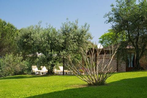 La casa Belvedere è il piano terra di un vecchio fienile, con facciate a vista in pietra e mattoni, un incantevole rustico in agriturismo nella splendida campagna toscana. Si compone di due camere, due bagni, cucina e salotto . Ha una grande terrazza...