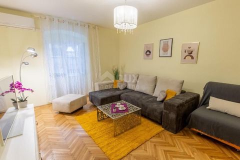 Location: Primorsko-goranska županija, Rijeka, Centar. RIJEKA, ZENTRUM - 2 Schlafzimmer + Badezimmer, komplett möbliert. Es besteht aus zwei Schlafzimmern, einem Wohnzimmer, einer Küche, einer Toilette und einem Flur mit einer Gesamtfläche von 68 m2....