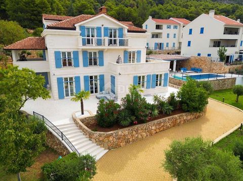 Location: Primorsko-goranska županija, Cres, Cres. INSEL CRES, STADT CRES - Einzigartige Villa mit Swimmingpool Wir verkaufen diese wunderschöne einzigartige Villa mit einer Wohnfläche von 450 m2 mit einem angelegten Garten mit Swimmingpool und einem...