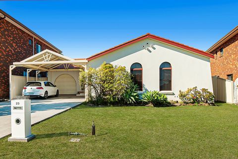 Bienvenue à la maison au 23 Jensen Street, Fairfield West, situé dans les poches les plus recherchées de Fairfield West, dans une rue étroite et familiale, celle-ci ne sera pas sur le marché longtemps. Cette maison de plain-pied de 4 chambres, 2 sall...