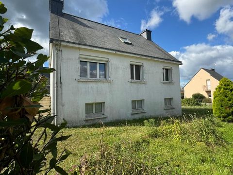 Située dans la charmante ville de Muzillac, cette maison traditionnelle à la nantaise offre un cadre de vie paisible et convivial. À proximité immédiate des écoles et collège ainsi que tous commerces de proximité et des praticiens médicaux, elle conv...