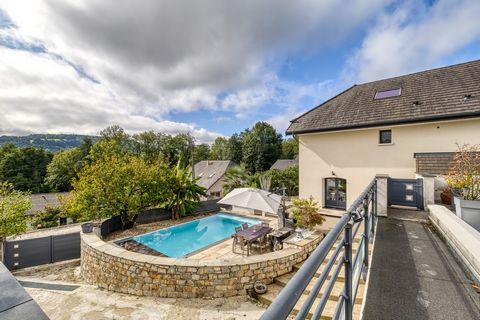 Situé sur la commune de la Biolle, à 10 min d’Aix les bains et 25 min d’Annecy. Charmant Corps de ferme entièrement rénové sur 3 niveaux belle vue sur les montagnes et environnement calme sans vis-à-vis Jolie piscine chauffée à débordement Maison de ...