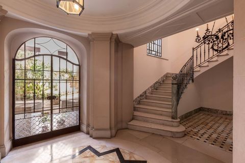 Parioli - Via Paraguay - A few steps from Villa Borghese and Villa Ada, in one of the most fascinating period buildings in the Parioli district, designed by the architect Giovanni Battista Milani in 1928, we offer a splendid highly representative res...