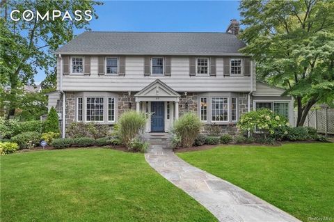 Niché dans le quartier très convoité de Hunt Woods Park / Fleetwood, à quelques pas des gares de Fleetwood et de Bronxville Village se trouve le 49 Parkway Road East, un hall central colonial très charmant et spacieux avec de merveilleux détails d’ép...