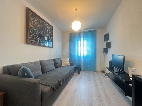 Apartamento renovado ao nível do rés-do-chão, muito luminoso devido à sua orientação a poente. A sala e os dois quartos possuem piso flutuante novo. A casa de banho foi totalmente renovada, com um design moderno e de bom gosto. O imóvel está equipado...