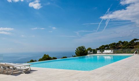 Villa fronte mare di 800 mq che domina tutta la collina esclusiva, garantisce una vista mare mozzafiato da tutte le camere. L'esclusiva villa ha il grande vantaggio di avere la maggior parte dello spazio abitativo su un unico piano. Domina la collina...