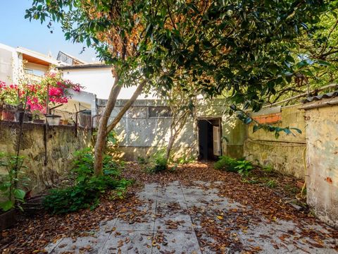 Cette maison semi-mitoyenne avec jardin est à rénover. Elle possède deux façades, deux étages, huit pièces et une possibilité d'utilisation de l'étage supérieur. Orientation : est-ouest, jardin et annexe avec entrée indépendante. Area, close to the C...