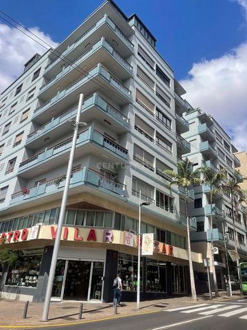 ¡Espectacular piso de lujo en pleno centro de Santa Cruz de Tenerife! Este elegante piso cuenta con 3 dormitorios, 2 baños completros y un aseo. Una cocina reformada con tecnología de última generación con solana, una terraza y un balcón con vistas i...