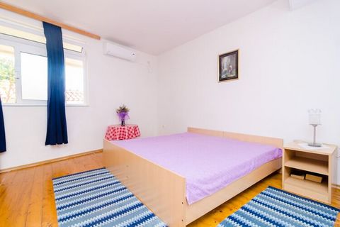 Apartments Rašica Molunat are located in Molunat, a quiet little place in Konavle region, 30 minutes ride to the Old Town of Cavtat and an hour a ride to the Old Town of Dubrovnik. Guest will have unlimited access to WiFi. Free private parking is ava...