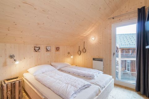 Welkom in ons exclusieve chalet, waar luxe en comfort samenkomen in een adembenemende alpine omgeving. Met 100 m² aan doordacht ontworpen woonruimte biedt dit vakantiehuis comfortabel plaats aan maximaal 9 personen. Geniet van ontspanning in uw privé...