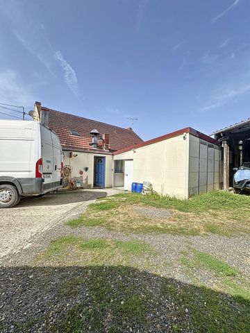 Situé à Sury-aux-Bois (45530), ce local commercial bénéficie d'un emplacement privilégié au cœur de cette charmante commune. L'immeuble dispose d'une surface habitable de 300 m² environ, idéale pour accueillir une activité commerciale tout en offrant...