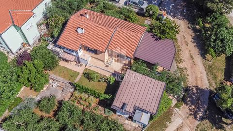 Location: Istarska županija, Buje, Buje. Istria, Buje, surroundings- Detached house in a quiet location! In a quiet settlement, just a few minutes from the border, there is this detached house with a spacious, sunny and fenced yard. The house is orie...