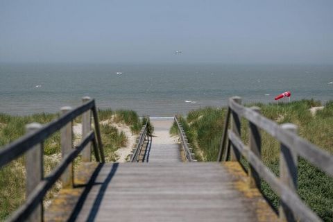 ZEEDIJK: appartamento vacanze fresco, arredato con gusto, con vista mare e terrazzo. Situato al 4° piano con ascensore. 2 camere da letto Cucina ben attrezzata e bagno nuovo. WC separato. TV digitale, no WiFi. Il parcheggio privato all'aperto sul ret...