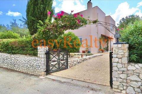 Web : easyrealtyrhodes.com Au milieu des oliveraies dans un quartier calme et à quelques minutes de Lindos et de ses plages turquoises, cette résidence allie la beauté de la nature, la simplicité et le confort. Dans un bel ensemble résidentiel, la ma...