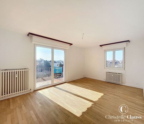 - NEAR THE CITY CENTER HAGUENAU - TOP FLOOR - ELEVATOR- In a small condominium of the 60s, near the city center, 3 room apartment on the top floor with elevator. Spacious entrance with access to the living room and its balcony with open views. Two be...