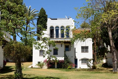 Located in Nueva Andalucía. Detached villa in a small gated community sharing a vast landscapped tropical garden. Bordering a park and the future Paseo fluvial of Benabola, the villa is set in an oasis of tranquility yet walking distance to bars, res...