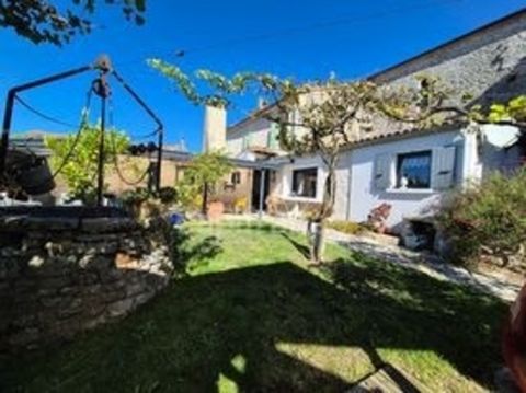 Au cur de Mornac-sur-Seudre, classé parmi les plus beaux villages de France, cette maison de pays d'environ 170m2 habitables saura vous séduire par son authenticité, son charme ainsi que son jardin intimiste sans vis à vis. Ce bien peut convenir pour...