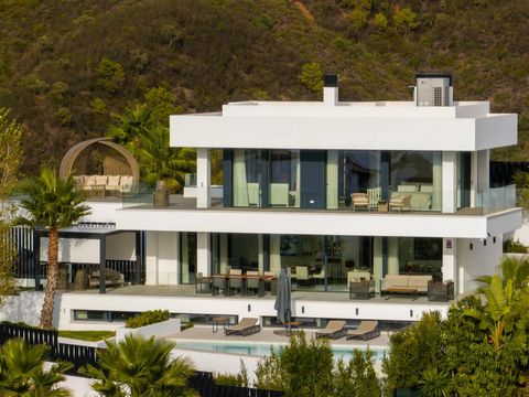 GADAIT International le ofrece la oportunidad de poseer esta obra maestra arquitectónica que redefine el lujo moderno en Marbella. Situada en el prestigioso distrito de Nueva Andalucía, esta villa ofrece una experiencia de vida excepcional, combinand...