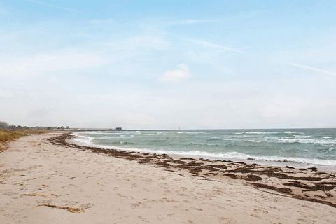 In unmittelbarer Nähe eines der besten Badestrände im Westen Seelands liegt dieses Ferienhaus mit ansprechenden Details. Panoramafenster geben den Blick auf das Wasser im Großen Belt frei. Ein großer Gemeinschaftsraum bietet Platz für gemütliches Zus...