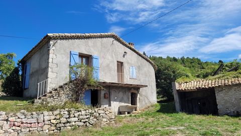 Alpes de Alta Provenza (04) - En venta en la ciudad de Omergues, una propiedad, antigua granja de 80 m² con dependencias y 54 ha de terreno, compuesta principalmente de páramos y bosques. Con una exposición muy bonita, la casa consta de: en el 1er ni...