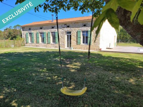 Sur la commune de Saint-Christoly-Médoc, cette propriété bénéficie d'un cadre paisible et sans vis-à-vis, idéal pour les amateurs de tranquillité. Cette longère en pierre récemment rénovée de 130 m² se compose d'une grande pièce de vie lumineuse avec...