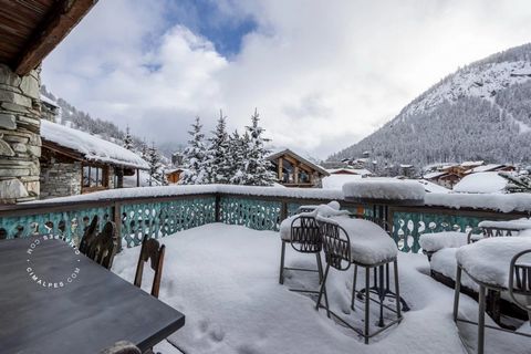 Explore this Prestigious Chalet in Val d'Isère: 6 bedrooms, wellness area, wine cellar, and garage. Absolute luxury awaits you. Immerse yourself in the exceptional with this exceptional chalet located in Val d'Isère. Spread over four levels, this 500...