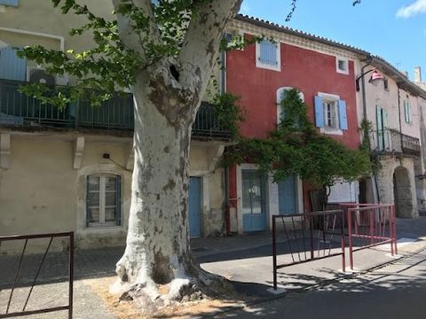 La Baume de Transit 26790 Prix de vente 670 000euros (honoraires à la charge du vendeur) Mandat réf : 363912 Immeuble de rapport comprenant 8 appartements et un local commercial. L'ensemble est loué pour un rapport locatif annuel de 50 700 euros. Ens...