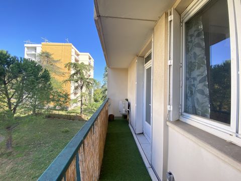 Dans un environnement calme et verdoyant tout en restant proche de toutes les commodités appartement T3 de 71 m2, situé au 2ème étage avec ascenseur d'une résidence calme bien entretenue, est fait pour vous ! Descriptif du bien : Surface : 71 m2 Salo...