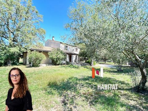 Sauve, au calme , installée sur une grande parcelle de 2864m2 , cette maison des années 85 conviendra à plusieurs profils : grande famille , profession libérale, projet locatif La parcelle est joliment arborée , entièrement cloturée et fermée par un ...