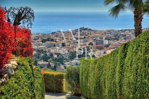 Op de hoogten van Cannes, in een woonwijk afgunst absoluut rustig, prachtig pand met een panoramisch uitzicht op zee en de bergen Een leefruimte van 300 m² met een grote woonkamer, ingerichte keuken, 5 slaapkamers met eigen badkamer Veel bijgebouwen,...