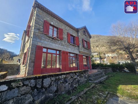 SELTENES Außergewöhnliches Steinhaus in einem Wohngebiet von Axe Les Thermes, nur einen Steinwurf von der Seilbahn und den Thermalbädern entfernt. Auf einer Wohnfläche von ca. 260 m² bietet es sieben Schlafzimmer, ein schönes Wohnzimmer und zwei Dach...