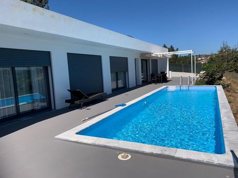 Fantastische Villa mit freiem Blick über die Landschaft, nur wenige Minuten von Caldas da Rainha und 1 Stunde von Lissabon, 20 Minuten von Foz do Arelho und São Matinho do Porto, 30 Minuten von mehreren Golfplätzen entfernt. Haus mit einer Bruttofläc...