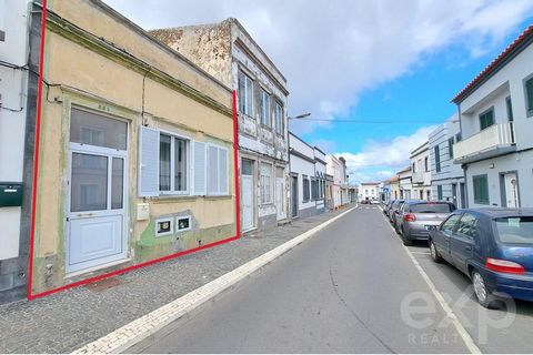 Esta casa ofrece una oportunidad única de vivir con comodidad y estilo en la pintoresca zona de Santa Clara, en Ponta Delgada. Con una ubicación privilegiada, cerca de todos los servicios esenciales de la ciudad y rodeada de la belleza natural de la ...