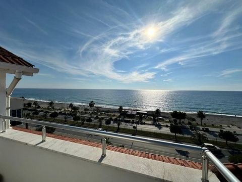 3+1, 160 m² duplexlägenhet belägen vid strandpromenaden i Kestel, Alanya är till salu. Denna hörnlägenhet i sydvästläge ligger på 5:e våningen och har havsutsikt. De detaljerade funktionerna i lägenheten listas nedan: **Allmänna funktioner:** - 3 rum...